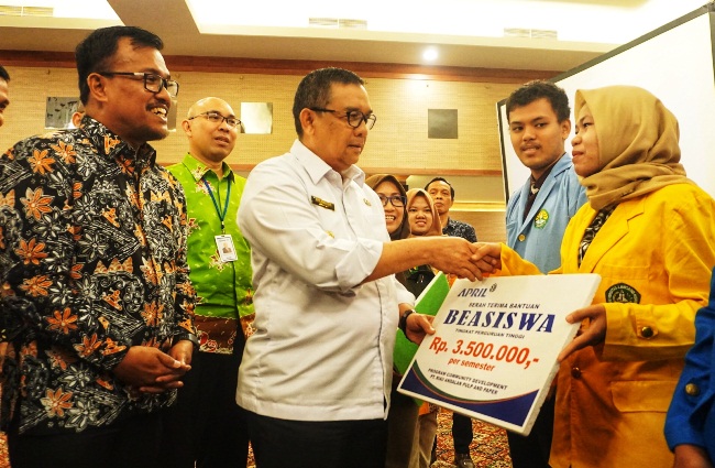 Wagubri, Edy Natar menyerahkan secara simbolik beasiswa CD PT RAPP kepada salah satu mahasiswa di Riau. Foto Ist